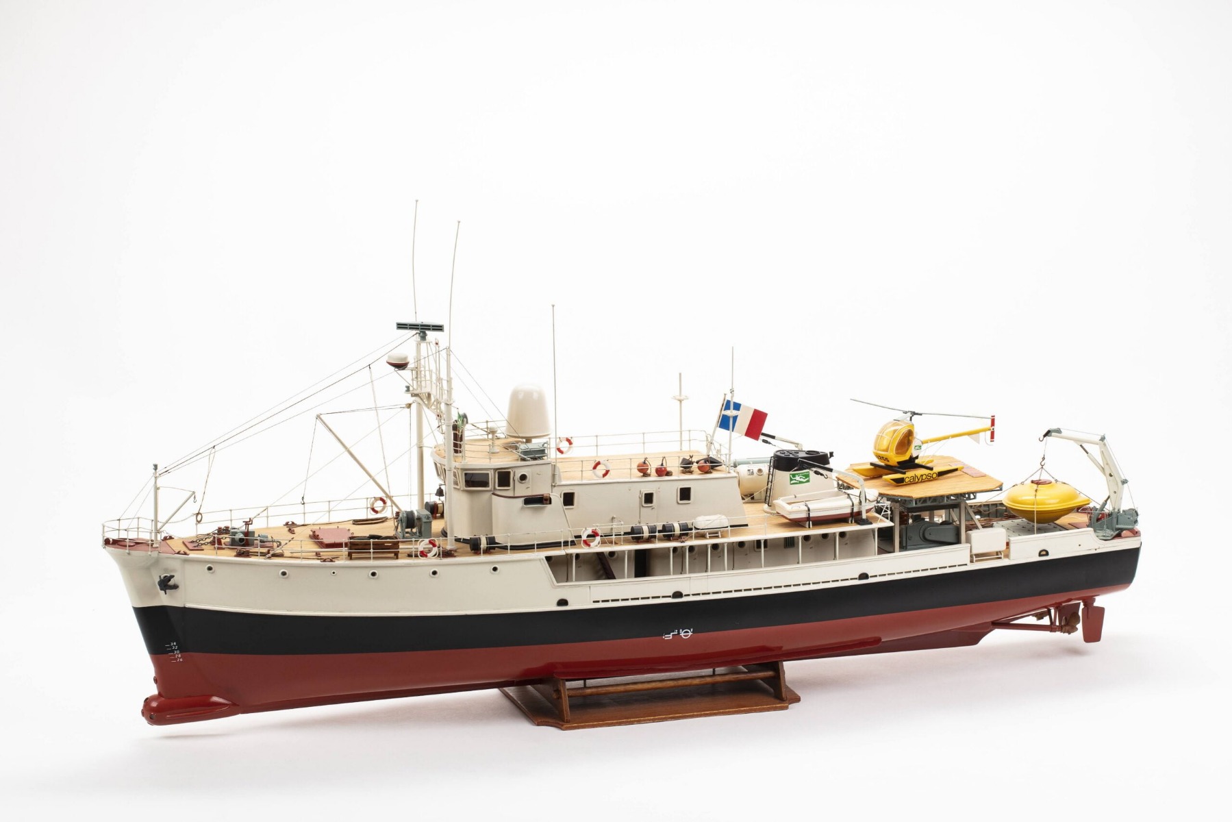 Billing Boats Calypso houten scheepsmodel 1:45 (Nu tijdelijk met gratis rode muts van Jacques Yves Cousteau)